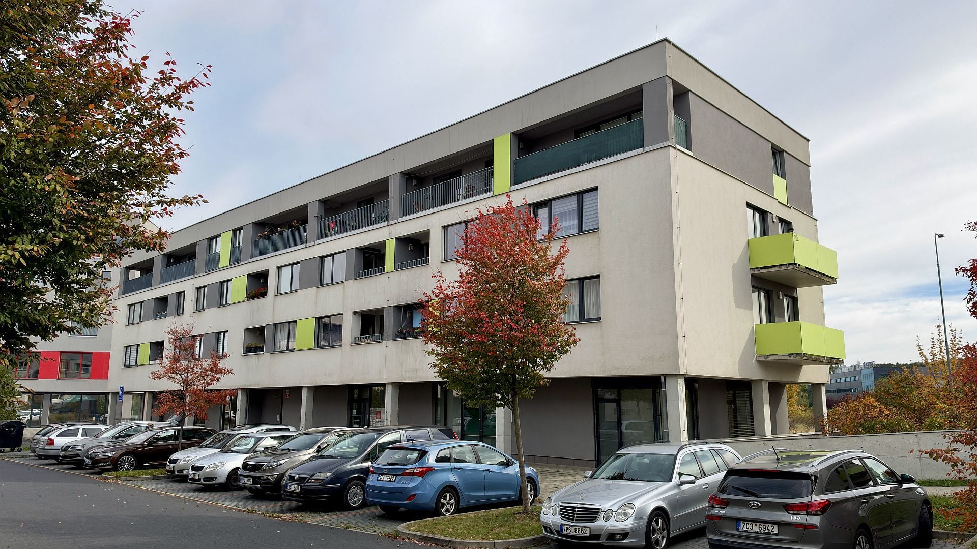 Pronájem novostavby bytu 3+kk s balkonem a garážovým parkovacím stáním v Plzni – Černicích